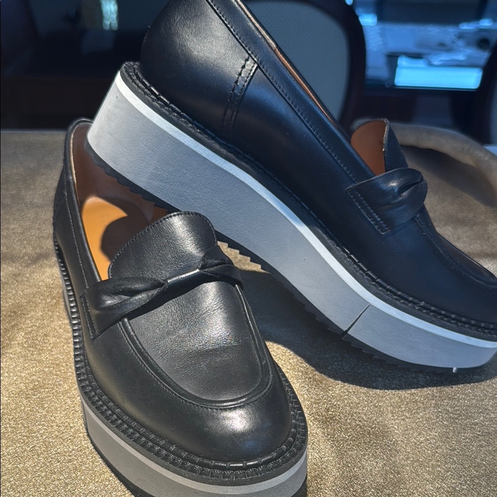 Robert Clergerie Black and White Flats with Modern Loafer Design